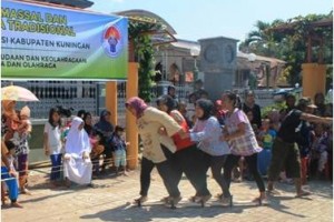 Lomba bakiak, salah satu olehraga tradisional yang diperkenalkan kembali kepada masyarakat.
